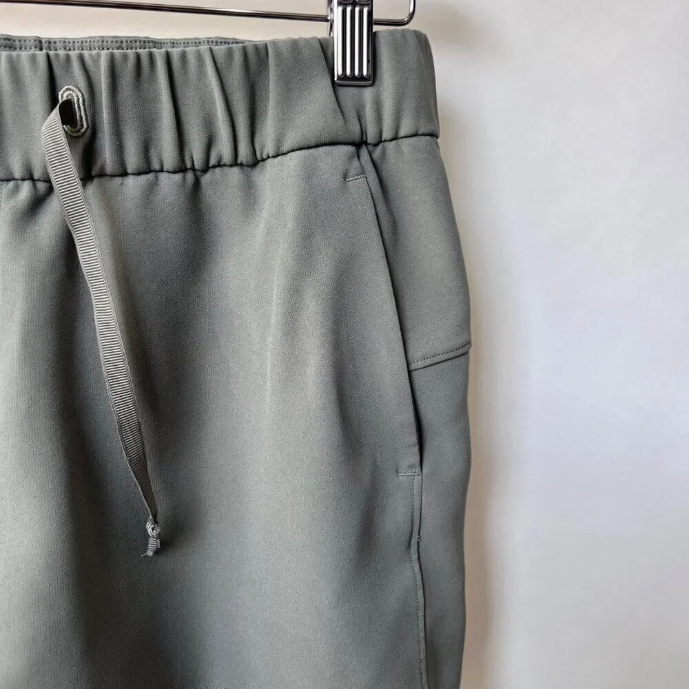 Lululemon On the Fly Short Woven 2.5” - Grey Sage - Size 6 J189